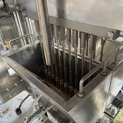 Macchina semiautomatica per la fabbricazione di caramelle a base di marmellata di frutta con deposito automatico di caramelle
