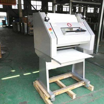 Macchina elettrica per la confezione del pane che modella le baguette francesi con precisione