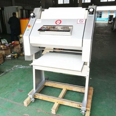 Macchina elettrica per la confezione del pane che modella le baguette francesi con precisione
