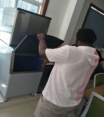 Macchina per la produzione di ghiaccio in cubo professionale con capacità di stoccaggio di ghiaccio di 1000 kg