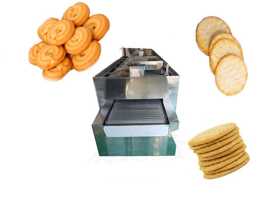 Forno tunnel di medie dimensioni per cucinare biscotti e omelette di uova in un negozio di alimenti e bevande