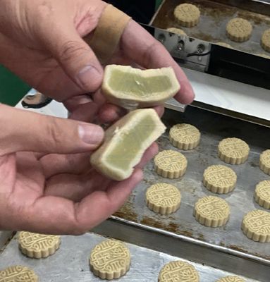 220v/380 Alta tensione Produttività automatica per incrustare e modellare la torta di cioccolato