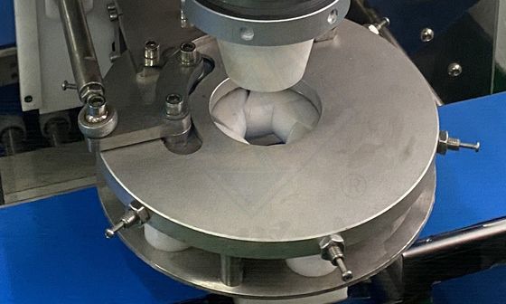 220v/380 Alta tensione Produttività automatica per incrustare e modellare la torta di cioccolato