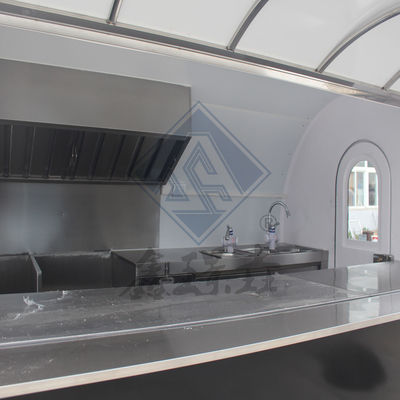 Outdoor Street Vending Double Axles Customized Food Snack Truck con attrezzature