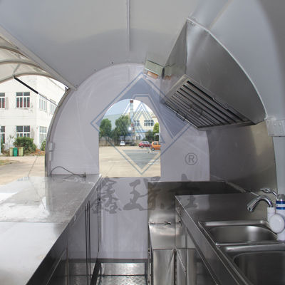 Outdoor Street Vending Double Axles Customized Food Snack Truck con attrezzature