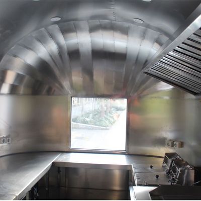 Carrello di vendita per bevande e snack di salsicce in impianti di trasformazione di frutta
