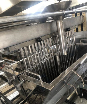 8000x2100x2100mm Velocità di versamento 15-30 n/min Linea di produzione di caramelle per lollipop rigidi piatti