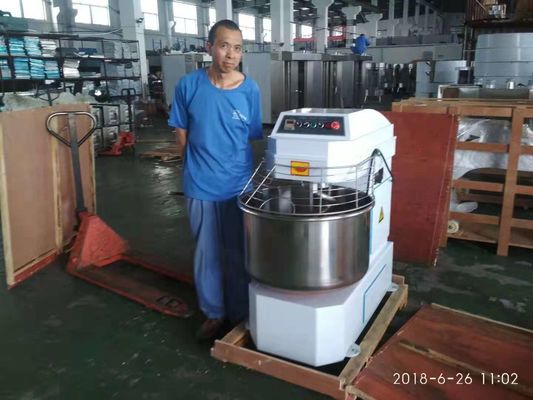 Capacità di uscita 100 kg Miscelatore di pasta industriale doppio movimento doppia velocità facile da usare