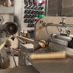 380V Voltage Commercial Crisp Wafer Roll Making Machine per la produzione di snack egg roll